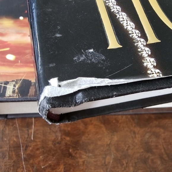 Hot Ice By Nora Roberts, Hardcover with Dust Jacket, Vintage, General Wear - Picture 4 of 8